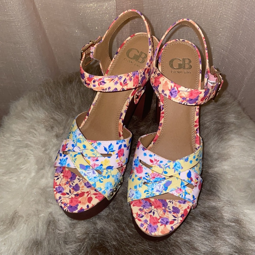 Gianni Bini sandals